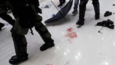 Para aktivis juga mendesak dibukanya penyelidikan mandiri atas dugaan kekerasan polisi, pengampunan kepada para aktivis yang ditangkap, serta meminta pemimpin Hong Kong, Carrie Lam, turun dari jabatannya. (REUTERS/Tyrone Siu)