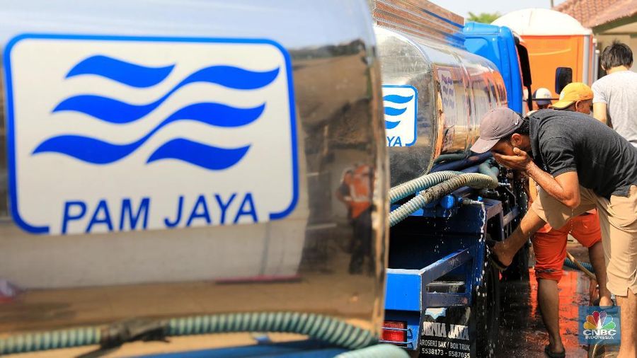 Pemprov DKI Jakarta menyediakan tempat penampungan sementara untuk para pencari suaka di bekas Gedung Kodim Kalideres, Jakarta Barat