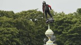 Dalam parade perayaan Bastille Day itu, ikut hadir Presiden Emmanuel Macron dan perwakilan pimpinan negara Eropa lain. Mereka ikut terkesima dengan papan terbang Zapata. (Photo by Lionel BONAVENTURE / AFP)
