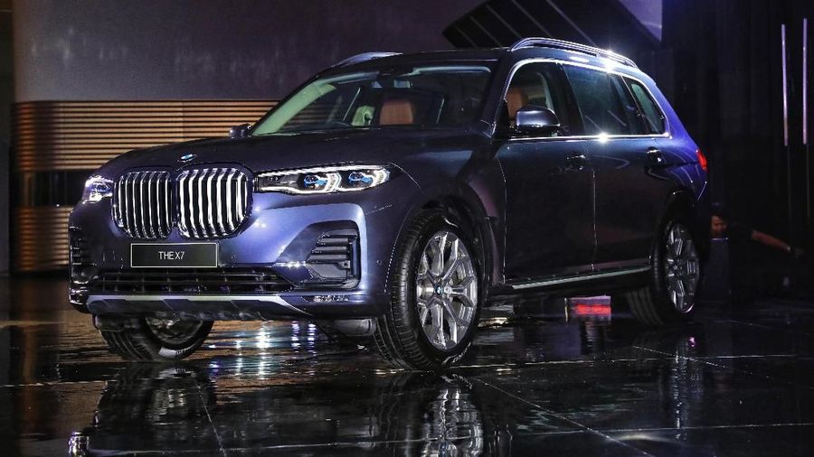 BMW X7 ditawarkan dengan harga Rp 2.399.000.000 off the road. Mobil ini dapat julukan 