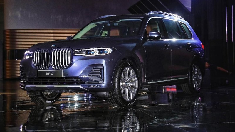 BMW X7 ditawarkan dengan harga Rp 2.399.000.000 off the road. Mobil ini dapat julukan 