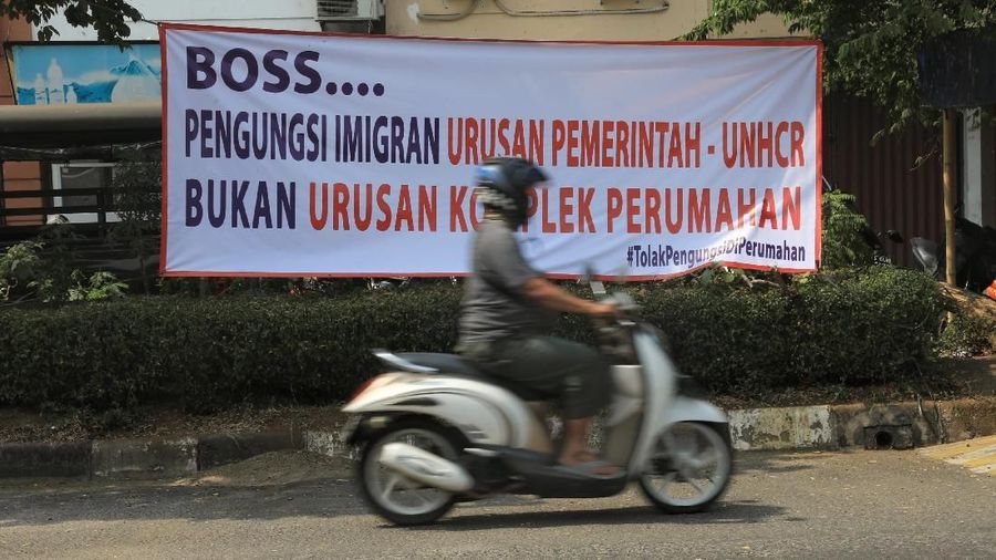 Wakil Wali Kota Jakarta Barat Muhammad Zen mengatakan, pihaknya akan menurunkan banner yang berisi tulisan penolakan dari beberapa warga sekitar.