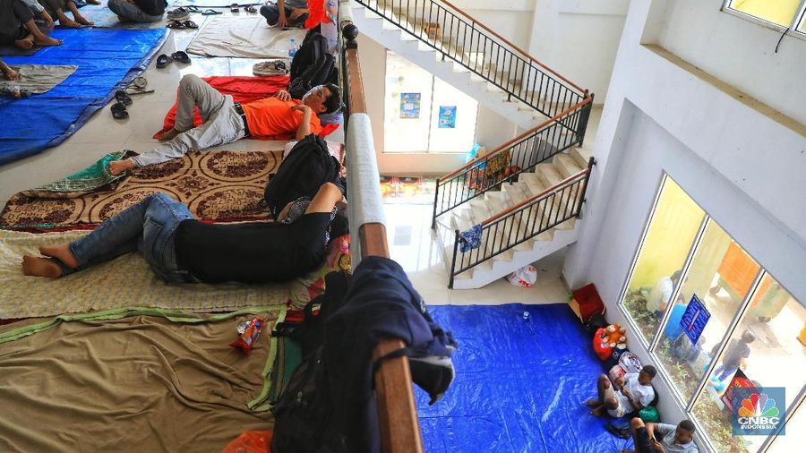 Pemprov DKI Jakarta menyediakan tempat penampungan sementara untuk para pencari suaka di bekas Gedung Kodim Kalideres, Jakarta Barat