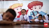 Siswa kelas 1 mendengarkan arahan dari guru di SD Negeri Karet 01, Jakarta, 15 Juli 2019. (CNNIndonesia/Safir Makki)
