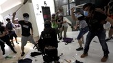 Polisi beralasan mereka terpaksa bertindak keras karena diserang menggunakan ketapel dari lantai atas mal yang penuh dengan gerai barang-barang mahal itu. (REUTERS/Tyrone Siu)
