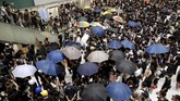 Insiden itu terjadi di dalam pusat perbelanjaan Sha Tin di perbatasan dengan China. Para pengunjuk rasa melemparkan sejumlah benda kepada polisi anti huru-hara. (REUTERS/Tyrone Siu)