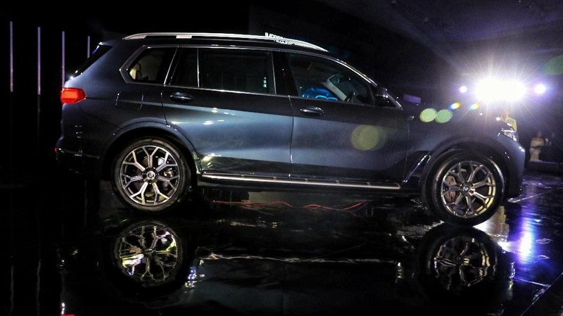 BMW X7 ditawarkan dengan harga Rp 2.399.000.000 off the road. Mobil ini dapat julukan 