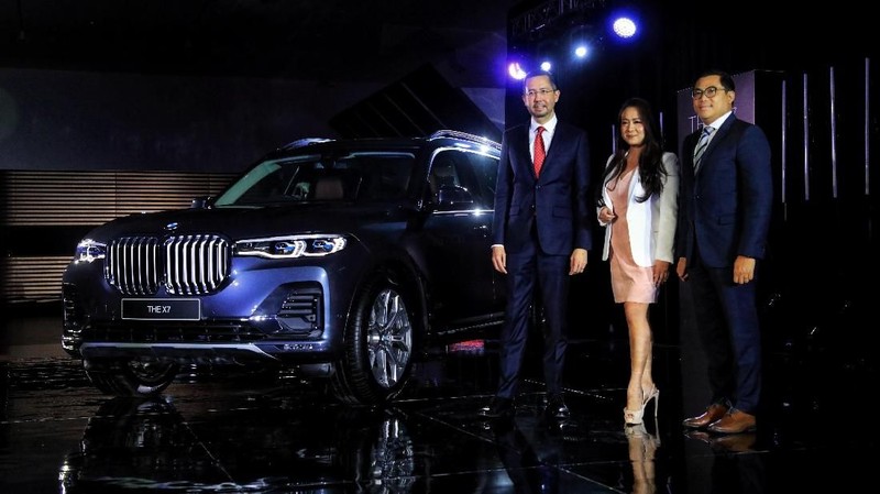 BMW X7 ditawarkan dengan harga Rp 2.399.000.000 off the road. Mobil ini dapat julukan 