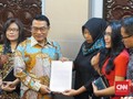 Baiq Nuril Serahkan Surat Permohonan Amnesti ke Jokowi