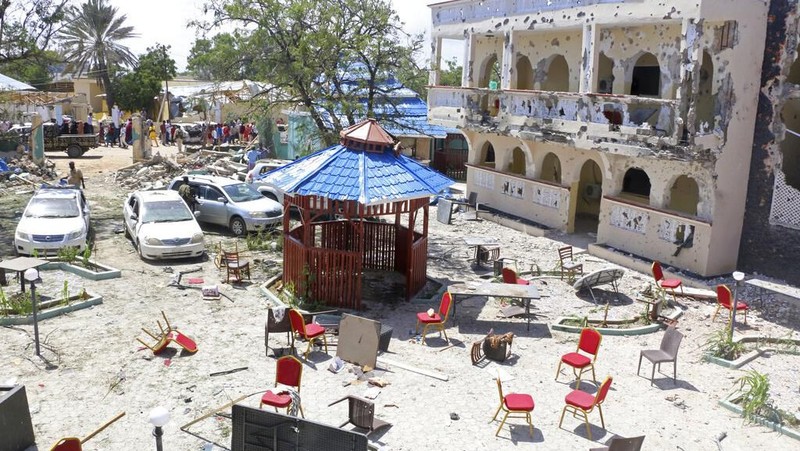 Sebuah hotel di Somalia diserang menyebabkan setidaknya 26 orang tewas dan 56 orang luka-luka pada Jumat (12/07) malam waktu setempat.