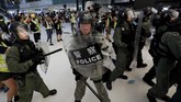 Sejak sore waktu setempat para pengunjuk rasa memblokir jalan dan perempatan di kawasan itu dengan membentuk barikade dari pagar besi, dan berhadap-hadapan selama beberapa jam dengan polisi. (REUTERS/Tyrone Siu)