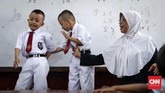 Siswa kelas 1 SD bergantian dipanggil guru ke depan kelas untuk memperkenalkan diri di hadapan teman-teman baru mereka. (CNNIndonesia/Safir Makki)