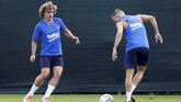 Antoine Griezmann melakukan oper-operan bola dengan bek kiri Jordi Alba. Griezmann direkrut dari Atletico Madrid dengan nilai kontrak 120 juta euro atau setara dengan Rp1,8 triliun. (REUTERS/Albert Gea)