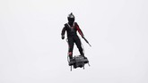 Seorang pengusaha dan inovator Perancis, Franky Zapata, terbang menggunakan papan terbang (hover board) di langit Paris, Kamis (14/7). (REUTERS/Charles Platiau)