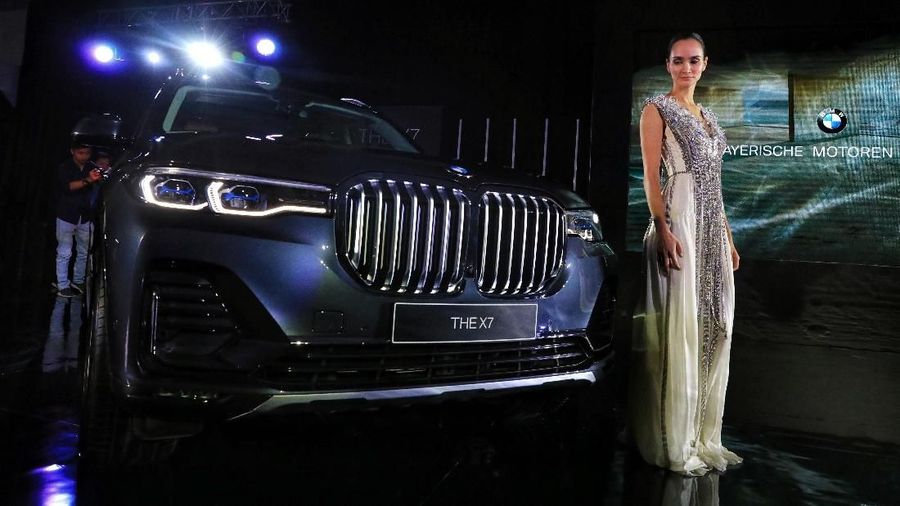 BMW X7 ditawarkan dengan harga Rp 2.399.000.000 off the road. Mobil ini dapat julukan 
