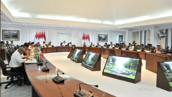 Saat Jokowi Mulai Khawatir Langkah China 'Mainkan' Yuan Presiden Joko Widodo (Jokowi) nampaknya mulai khawatir dengan langkah China yang 'memainkan' nilai tukar yuan.