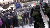 Sekitar 10 ribu aktivis Hong Kong kembali terlibat bentrok dengan aparat kepolisian saat demonstrasi pada Minggu (14/7) kemarin. (REUTERS/Tyrone Siu)