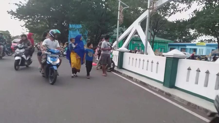 Gempa berkuatan magnito 7,2 mengguncang Maluku Utara hari Minggu (14/07) akibatnya warga memilih untuk tidur di luar rumah mereka.