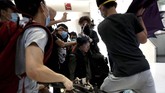 Saat itu mal sedang penuh pengunjung. Mereka lantas panik dan berlarian menyelamatkan diri berusaha tidak terjebak bentrokan. (REUTERS/Tyrone Siu)