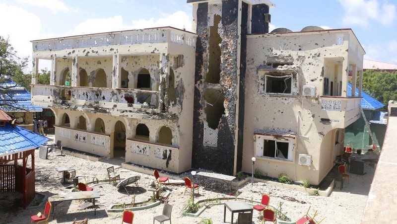 Sebuah hotel di Somalia diserang menyebabkan setidaknya 26 orang tewas dan 56 orang luka-luka pada Jumat (12/07) malam waktu setempat.