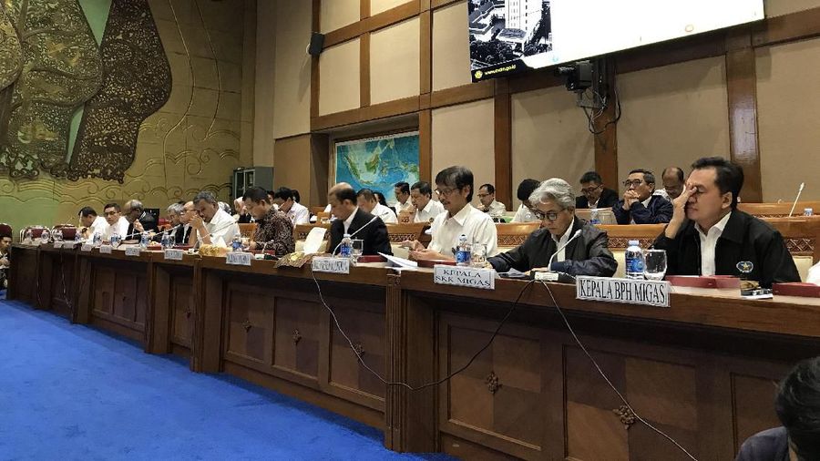 Menteri Jonan meminta pendapat komisi VII DPR RI soal penyesuaian harga BBM jenis solar, terkait dengan turunnya subsidi di tahun depan. 