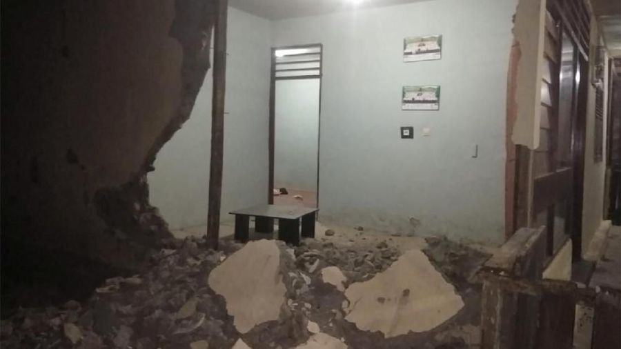 Gempa berkuatan magnito 7,2 mengguncang Maluku Utara hari Minggu (14/07) akibatnya warga memilih untuk tidur di luar rumah mereka.