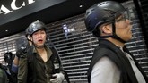 Sejumlah pengunjuk rasa ditangkap. Tak sedikit pula aparat kepolisian yang terluka. Bentrokan selesai ketika massa demonstran pergi sekitar pukul 22.00 waktu setempat.(REUTERS/Tyrone Siu)