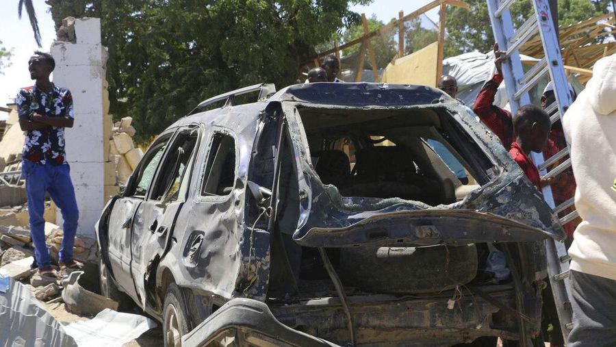 Sebuah hotel di Somalia diserang menyebabkan setidaknya 26 orang tewas dan 56 orang luka-luka pada Jumat (12/07) malam waktu setempat.