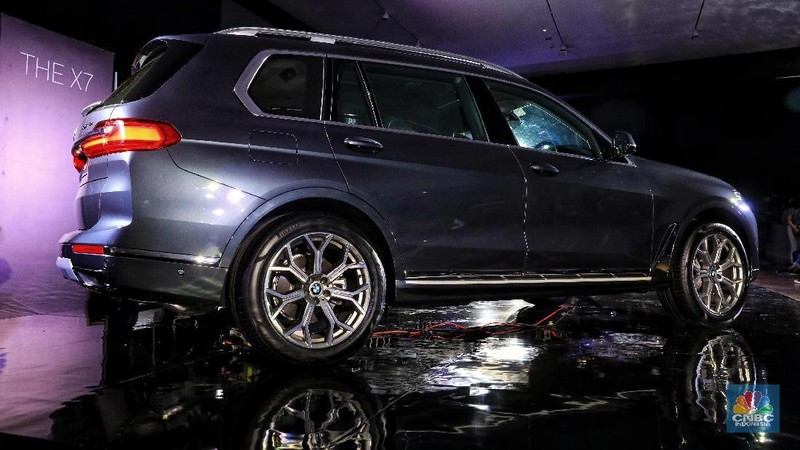 BMW X7 ditawarkan dengan harga Rp 2.399.000.000 off the road. Mobil ini dapat julukan 