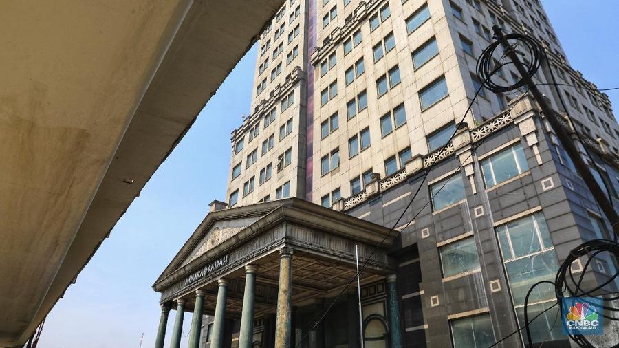 Menara Saidah dahulu pusat perkantoran. Gedung ini bagi sebagian orang dianggap miring.