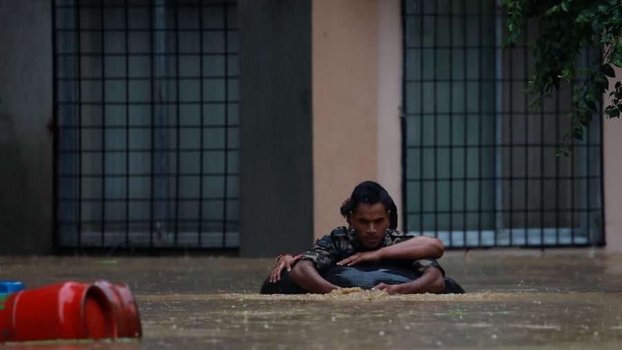 Banjir menghayutkan lebih dari 4 juta orang rumah di seluruh India, Nepal dan Bangladesh serta menewaskan lebih dari 100 orang.