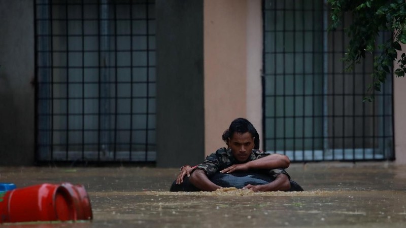 Banjir menghayutkan lebih dari 4 juta orang rumah di seluruh India, Nepal dan Bangladesh serta menewaskan lebih dari 100 orang.
