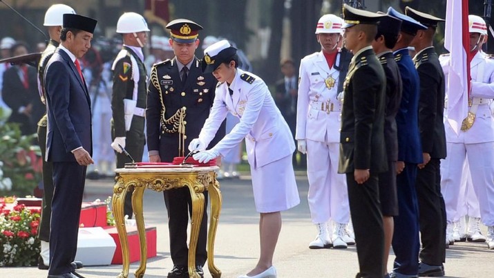 Presiden Jokowi melantik 781 Perwira Akademi Militer Tentara Republik Indonesia (TNI) dan Akademi Kepolisian Republik Indonesia (Polri) di halaman Istana Merdeka, Jakarta, Selasa (16/7) pagi. Twitter/@setkabgoid