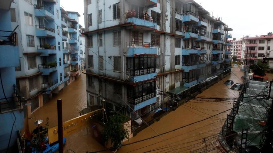 Banjir menghayutkan lebih dari 4 juta orang rumah di seluruh India, Nepal dan Bangladesh serta menewaskan lebih dari 100 orang.
