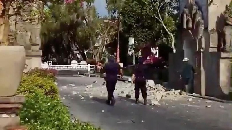 Gempa ini menyebabkan kerusakan sejumlah bangunan, terutama di daerah yang dekat dengan pusat gempa, yakni wilayah Nusa Dua, Jimbaran, dan sekitarnya.