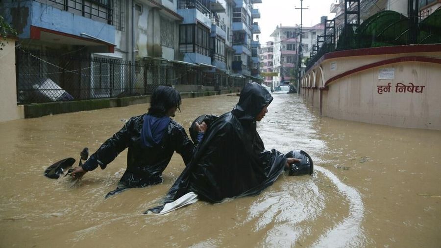 Banjir menghayutkan lebih dari 4 juta orang rumah di seluruh India, Nepal dan Bangladesh serta menewaskan lebih dari 100 orang.