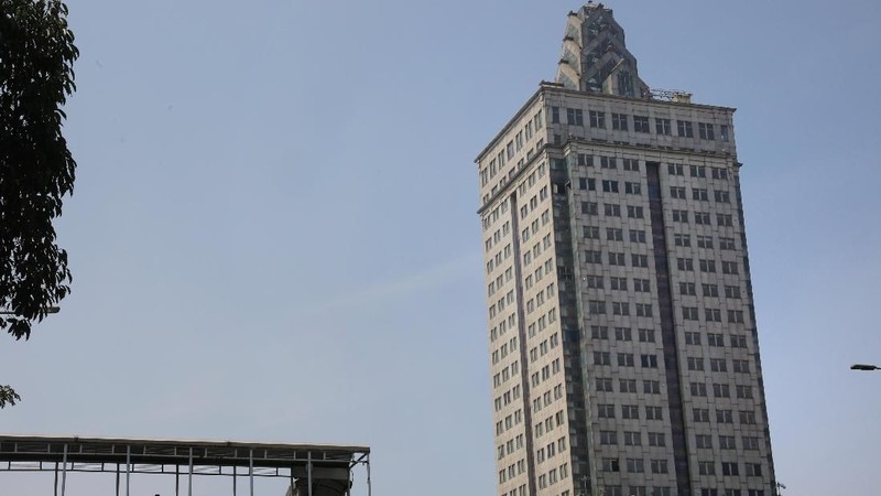 Menara Saidah dahulu pusat perkantoran. Gedung ini bagi sebagian orang dianggap miring.