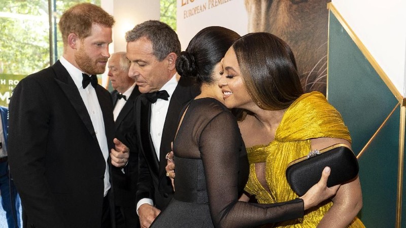 Beyonce juga menyebarkan kekayaannya di luar keluarganya, menyumbangkannya jauh dan luas, termasuk kepada para korban bencana alam dan pendidikan.