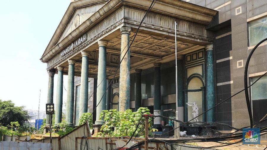 Dahulu gedung ini merupakan salah satu gedung mewah yang menjadi pusat perkantoran di lokasi strategis di Jakarta Selatan.