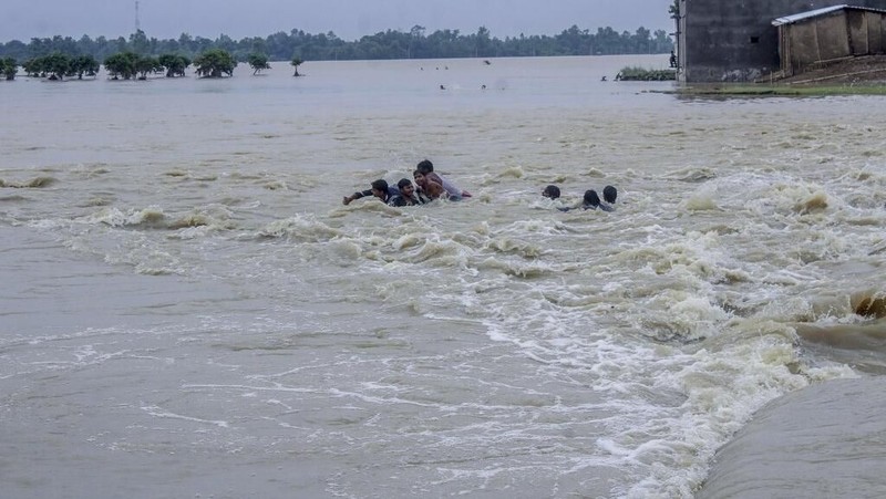 Banjir menghayutkan lebih dari 4 juta orang rumah di seluruh India, Nepal dan Bangladesh serta menewaskan lebih dari 100 orang.