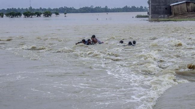Longsor dan Banjir Terjang Desa, 63 Orang Tewas-Puluhan Hilang