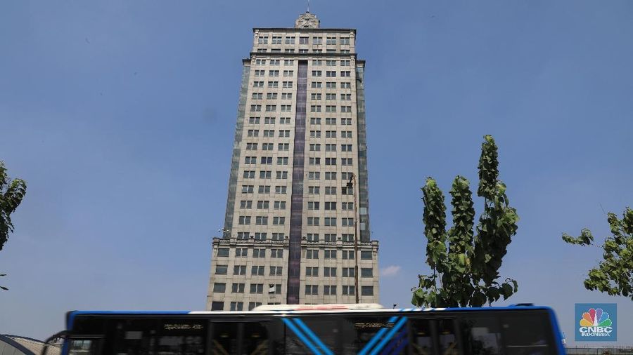 Menara Saidah dahulu pusat perkantoran. Gedung ini bagi sebagian orang dianggap miring.
