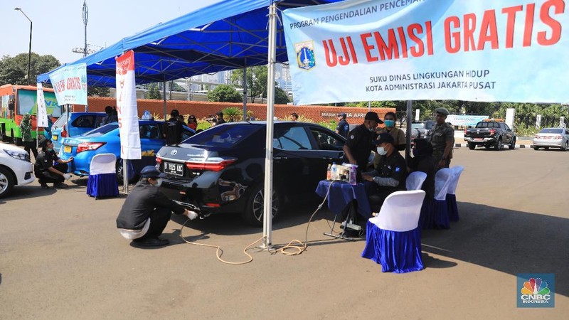 Petugas Suku Dinas Lingkungan Hidup melakukan uji emisi gas buangan kendaraan bermotor roda empat di Kawasan Senayan,  Selasa (16/7).