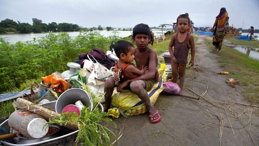 Banjir menghayutkan lebih dari 4 juta orang rumah di seluruh India, Nepal dan Bangladesh serta menewaskan lebih dari 100 orang.