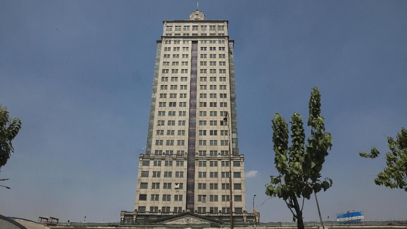 Dahulu gedung ini merupakan salah satu gedung mewah yang menjadi pusat perkantoran di lokasi strategis di Jakarta Selatan.