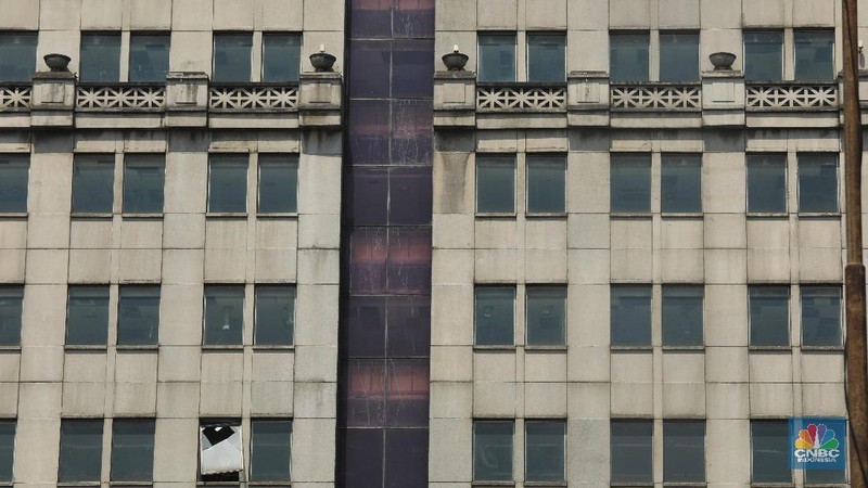Menara Saidah dahulu pusat perkantoran. Gedung ini bagi sebagian orang dianggap miring.