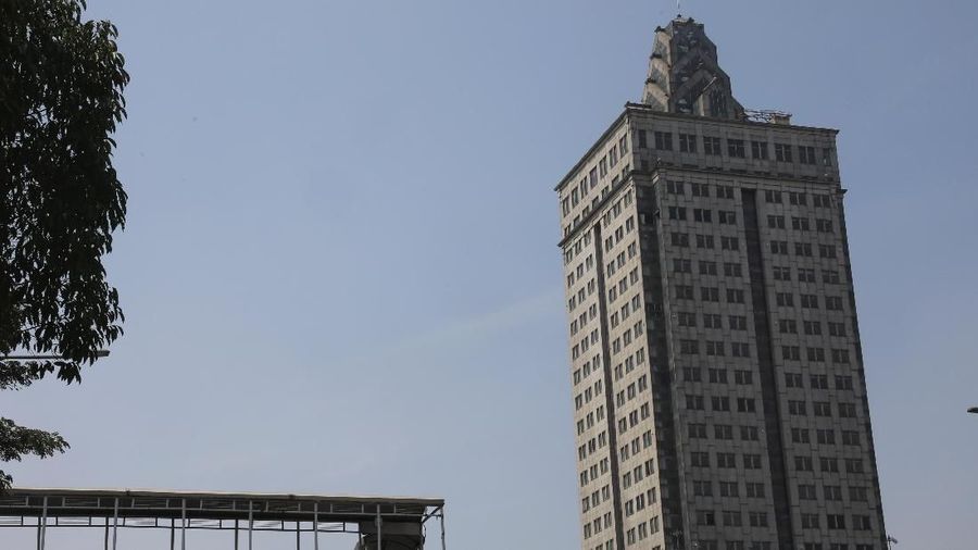Dahulu gedung ini merupakan salah satu gedung mewah yang menjadi pusat perkantoran di lokasi strategis di Jakarta Selatan.