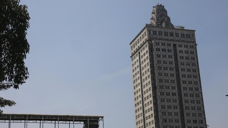 Dahulu gedung ini merupakan salah satu gedung mewah yang menjadi pusat perkantoran di lokasi strategis di Jakarta Selatan.