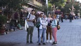 Kelompok turis asal Malaysia berwisata di Kashgar, Xinjiang, China. (GREG BAKER/AFP)