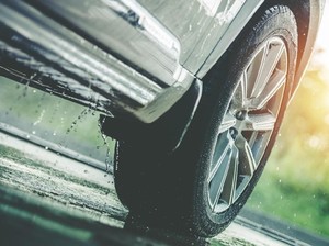 Avanza Hancur sampai Terbelah Dua, Ini Ngerinya Kena Aquaplaning